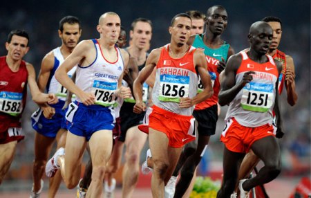 El bahraini Rashid Ramzi, al centro, compite en la prueba de los 1.500 metros celebrados en el Estadio Nacional de Pekin, China.